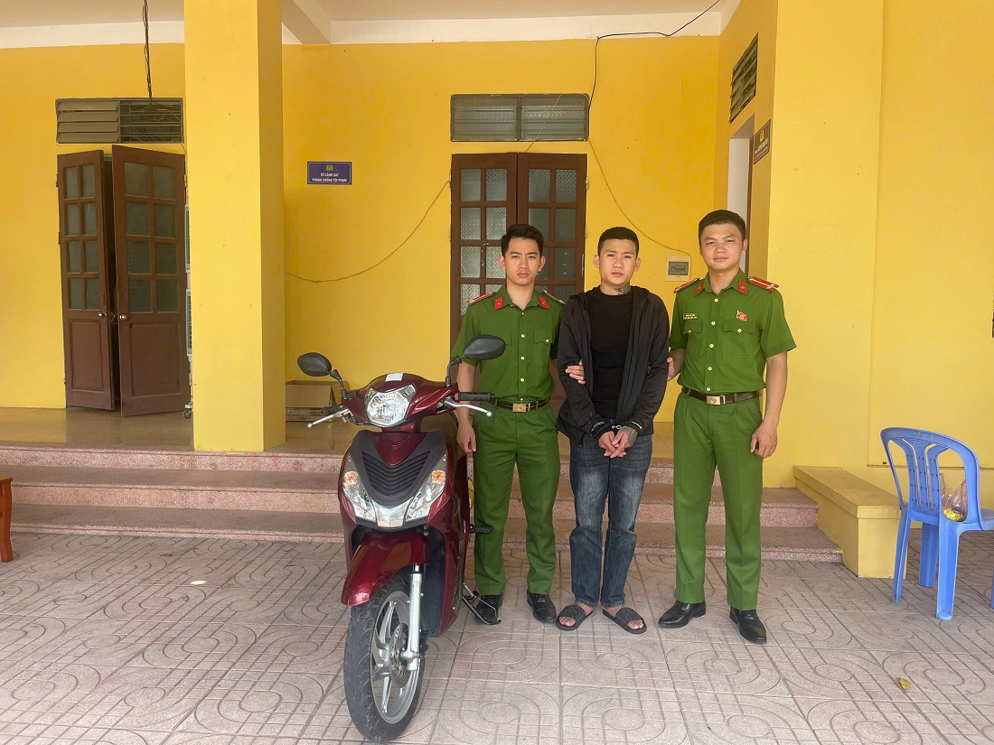 Đối tượng Phan Thế Thêm cùng tang vật tại Cơ quan Công an