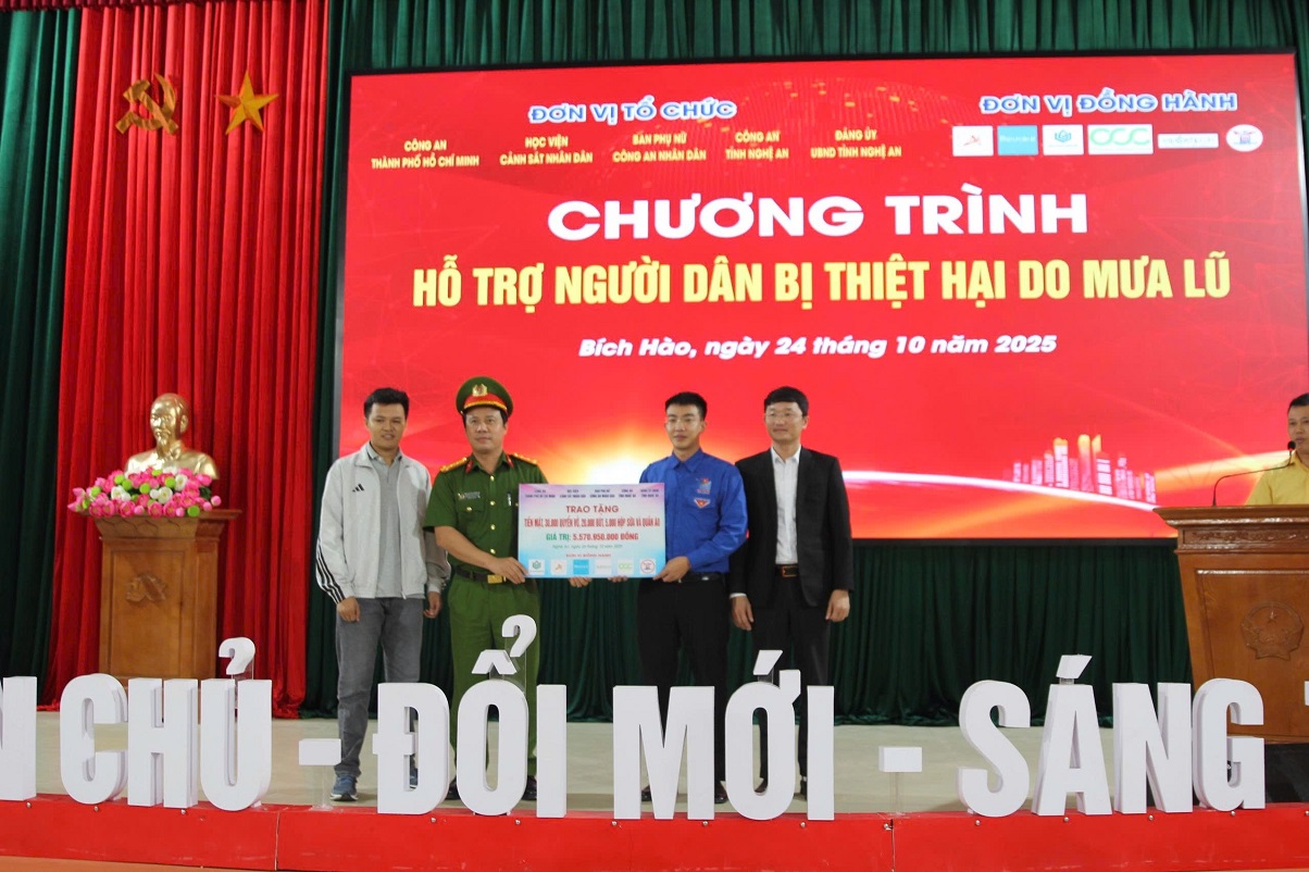 Trao biển tượng trưng tổng giá trị các nguồn lực ủng hộ xã Bích Hào