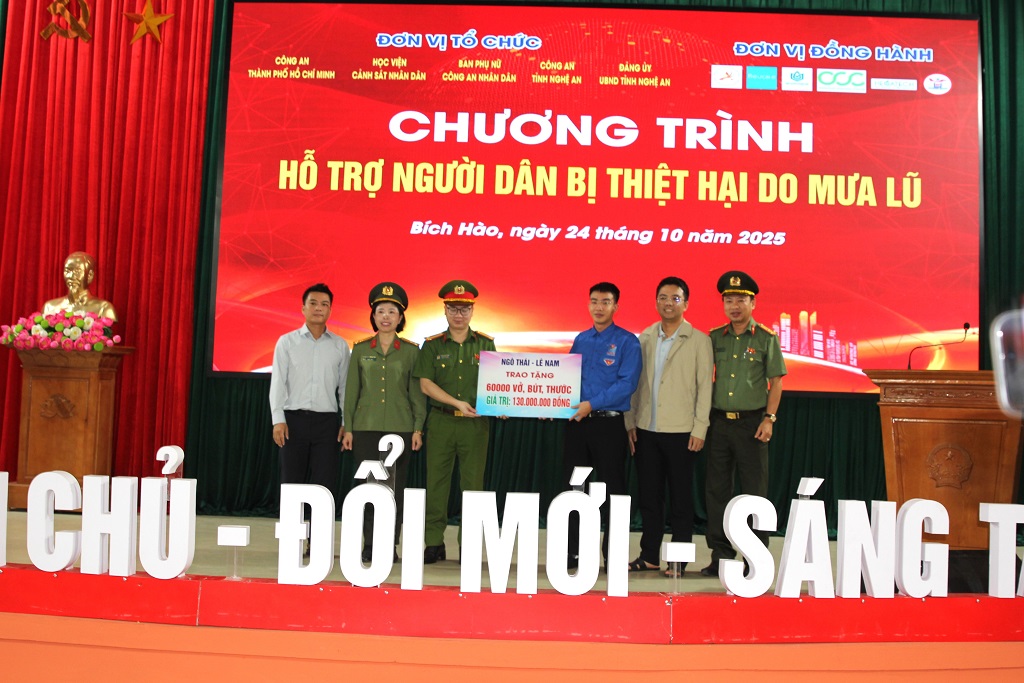 trao biển tượng trưng tặng đồ dùng học tập cho học sinh