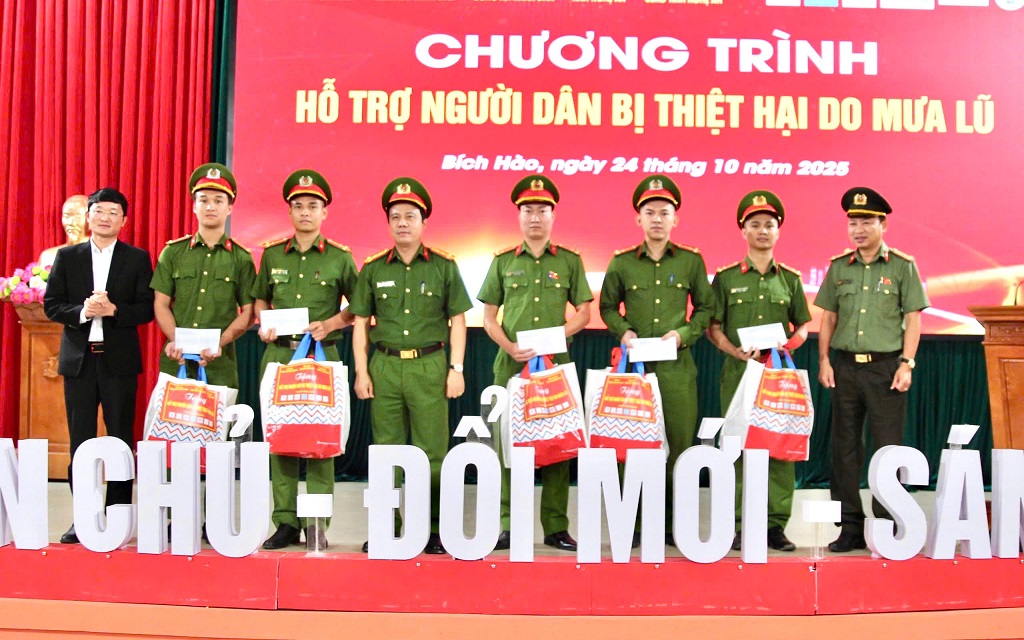 Trao tặng quà 05 cán bộ chiến sỹ Công an xã Bích Hào đã có thành tích xuất sắc trong phòng, chống, khắc phục hậu quả lũ lụt vừa qua