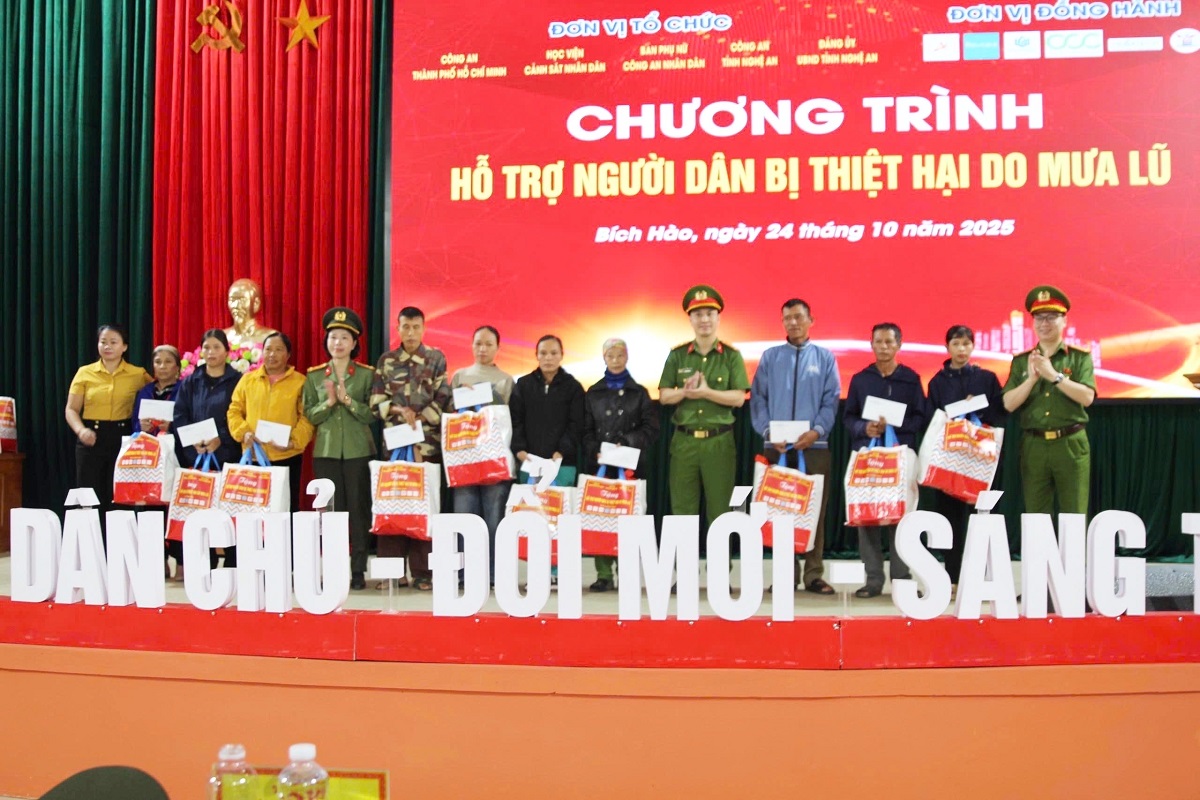 Trao tặng quà 10 hộ dân bị ảnh hưởng bởi lũ lụt vừa qua trên địa bàn xã Bích Hào