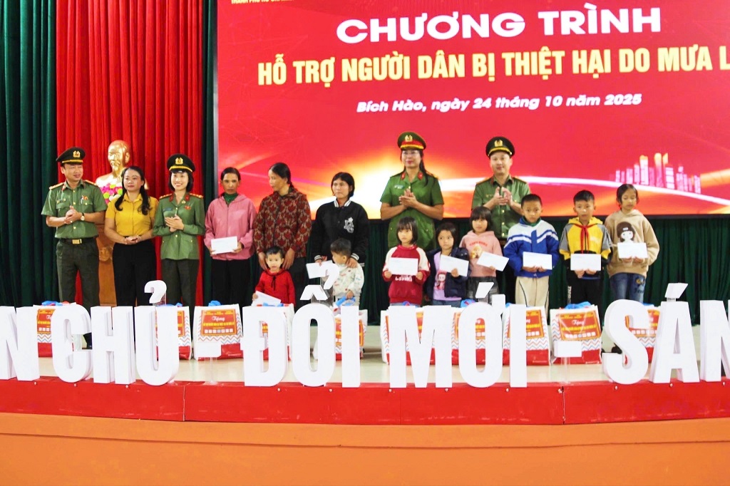 Trao tặng quà 10 học sinh bị ảnh hưởng bởi lũ lụt vừa qua trên địa bàn xã Bích Hào