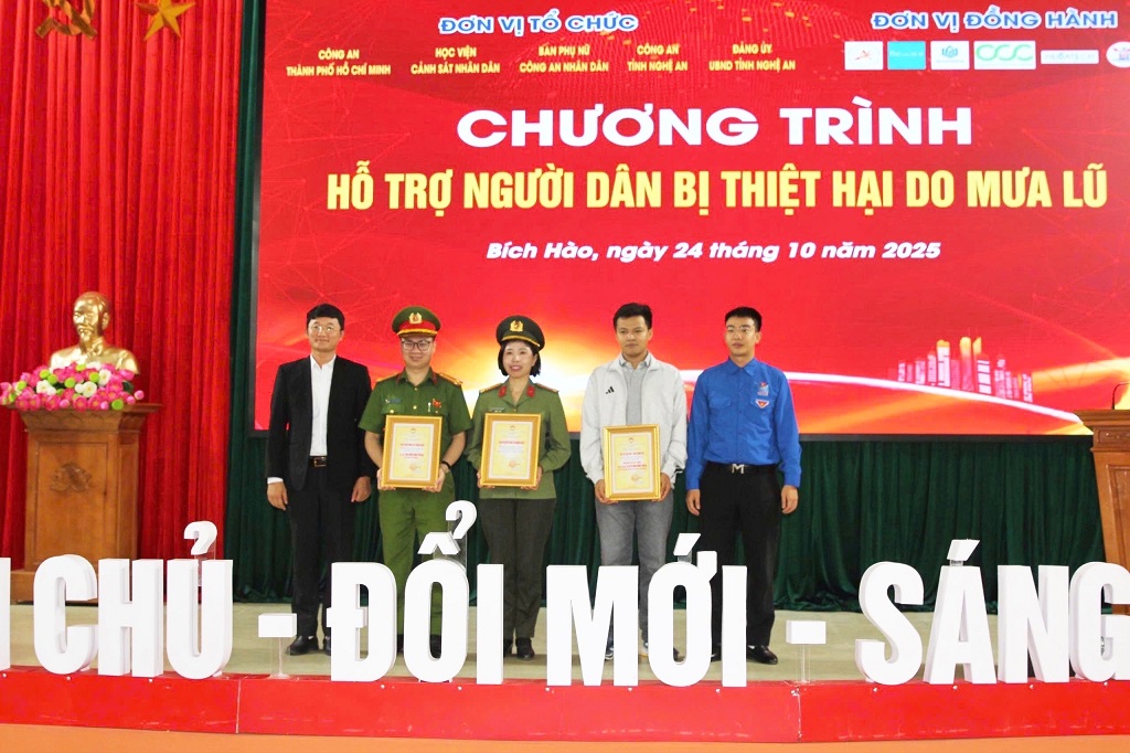 Trao chứng nhận của Lãnh đạo tỉnh tri ân các đơn vị đồng hành, đơn vị tổ chức