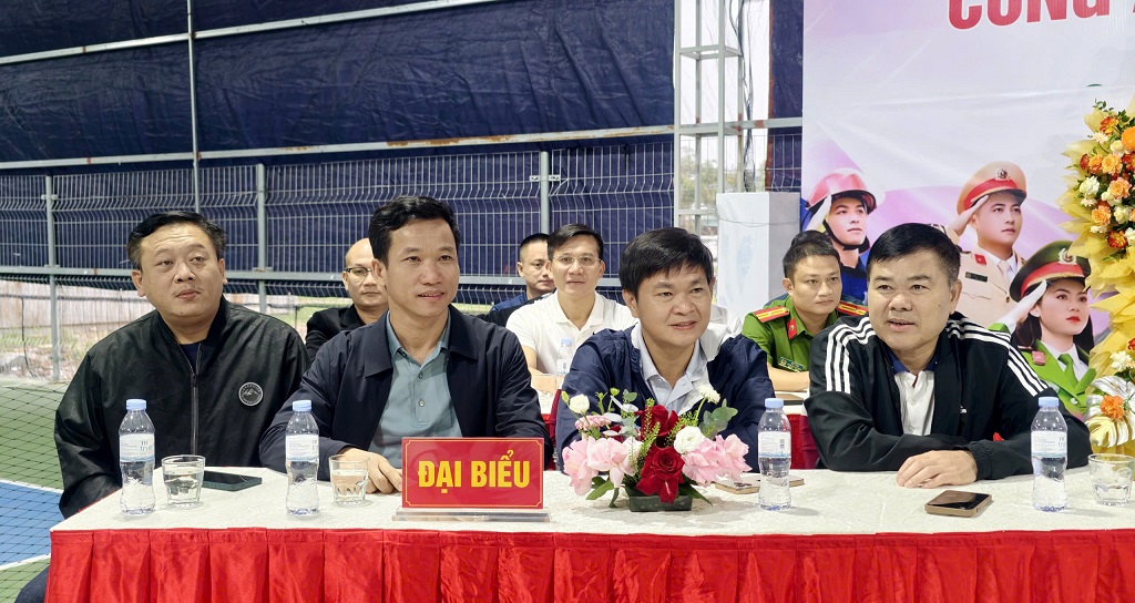 Các đại biểu dự lễ khai mạc 