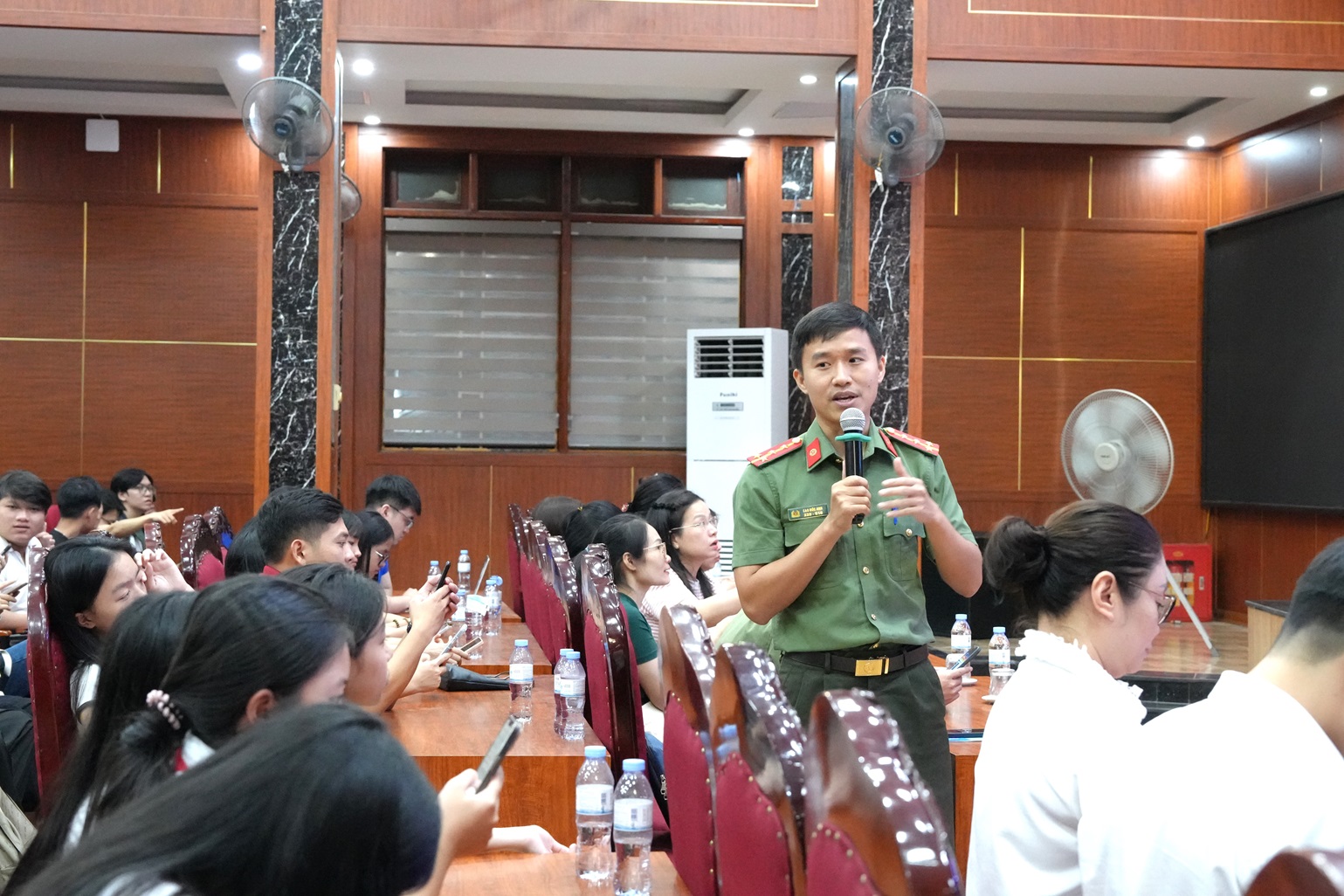 Phòng An ninh mạng và phòng, chống tội phạm sử dụng công nghệ cao (Công an tỉnh Nghệ An) phối hợp với Trường Đại học Vinh tổ chức tuyên truyền pháp luật cho học sinh, sinh viên