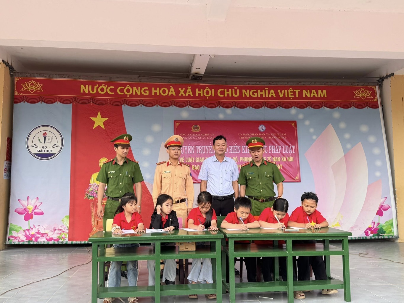 Công an xã Xuân Lâm (Nghệ An) phối hợp Đội CSGT đường bộ số 5 (Phòng CSGT) tổ chức tuyên truyền pháp luật về an toàn giao thông, an ninh mạng, phòng chống bạo lực học đường, phòng chống các tệ nạn xã hội tại Trường tiểu học và trung học cơ sở Thanh Khai 