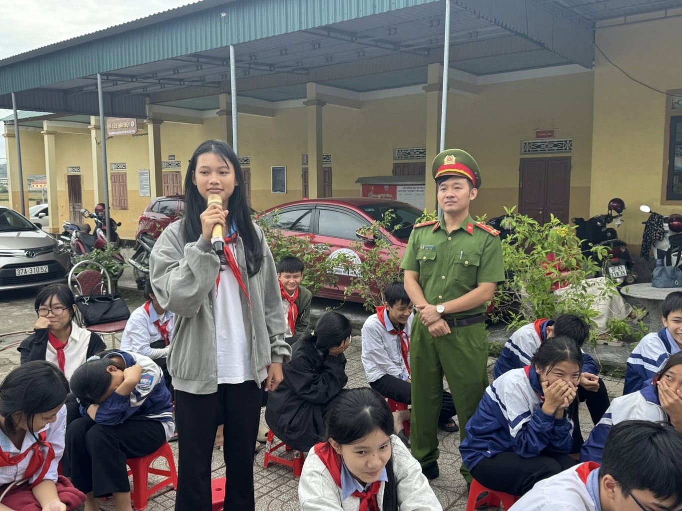 Công an xã Xuân Lâm (Nghệ An) phối hợp Đội CSGT đường bộ số 5 (Phòng CSGT) tổ chức tuyên truyền pháp luật về an toàn giao thông, an ninh mạng, phòng chống bạo lực học đường, phòng chống các tệ nạn xã hội tại Trường tiểu học và trung học cơ sở Thanh Khai 