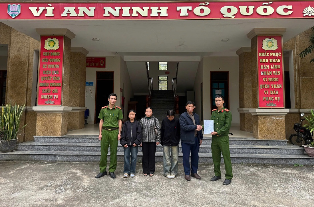 Công an xã Mường Xén bàn giao cháu L. cho gia đình chăm sóc