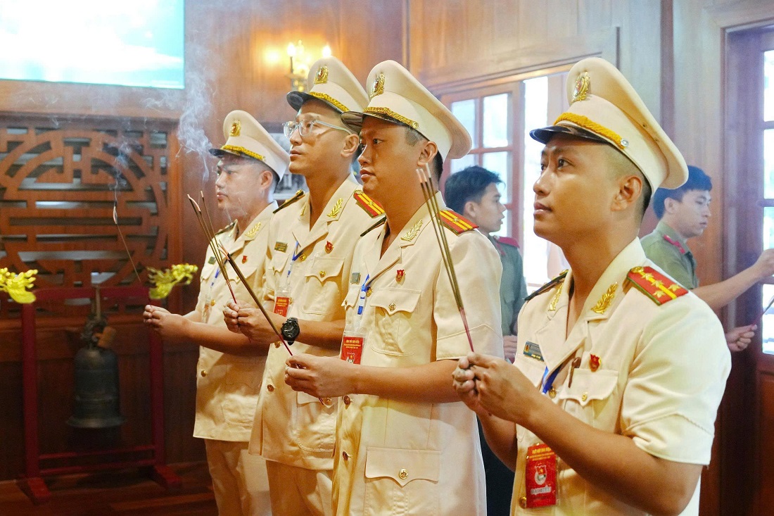 Các đồng chí trong Ban Thanh niên Công an tỉnh dâng hoa, dâng hương trước anh linh Chủ tịch Hồ Chí Minh