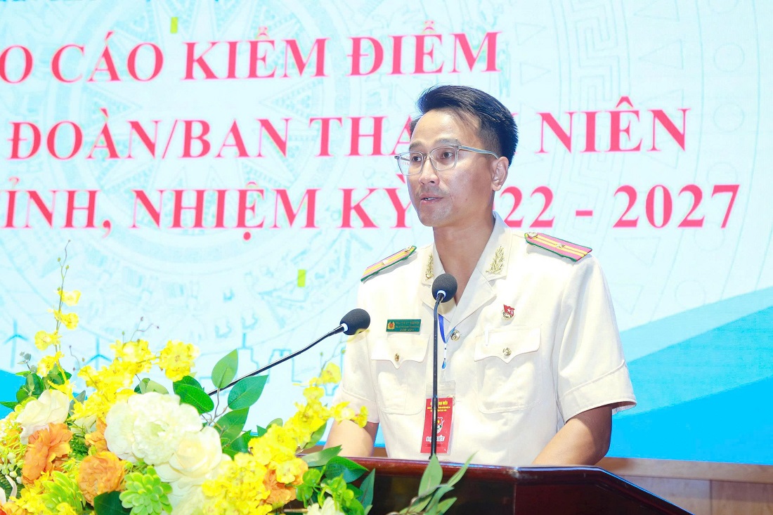 Đồng chí Thiếu tá Nguyễn Sỹ Nguyên – Phó Trưởng Ban Thanh niên Công an tỉnh trình bày Báo cáo kiểm điểm của Ban Chấp hành/Ban Thanh niên Khóa XIV