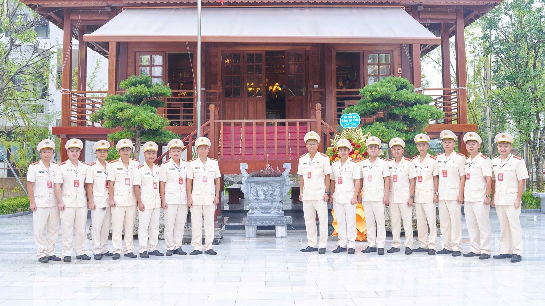 Các đại biểu chụp ảnh lưu niệm