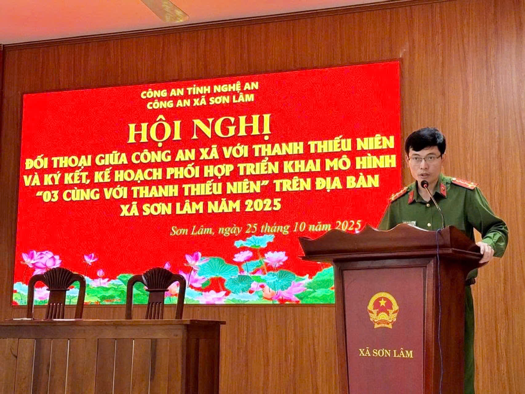 Đại diện Lãnh đạo địa phương và Công an xã đối thoại với thanh, thiếu niên; động viên, khuyến khích các em học sinh sống tích cực, có ích cho gia đình và xã hội