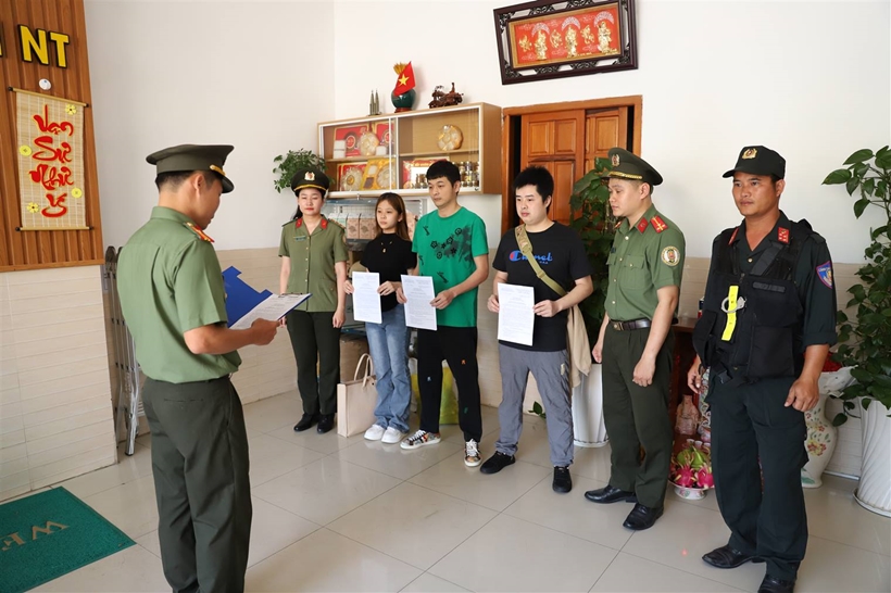 Lực lượng Công an thực hiện xử phạt hành chính, đồng thời áp dụng hình thức xử phạt bổ sung trục xuất đối với 3 người Trung Quốc có hành vi nhập cảnh trái phép. 