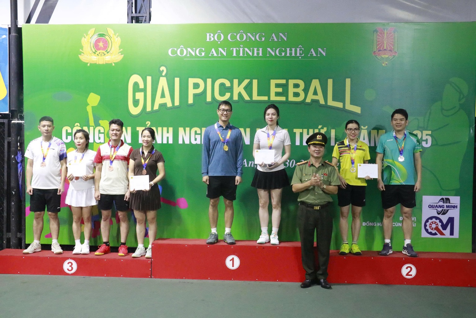 Ban tổ chức trao huy chương Vàng, Bạc, Đồng cho nội dung đôi nam, nữ  không phân biệt nhóm tuổi