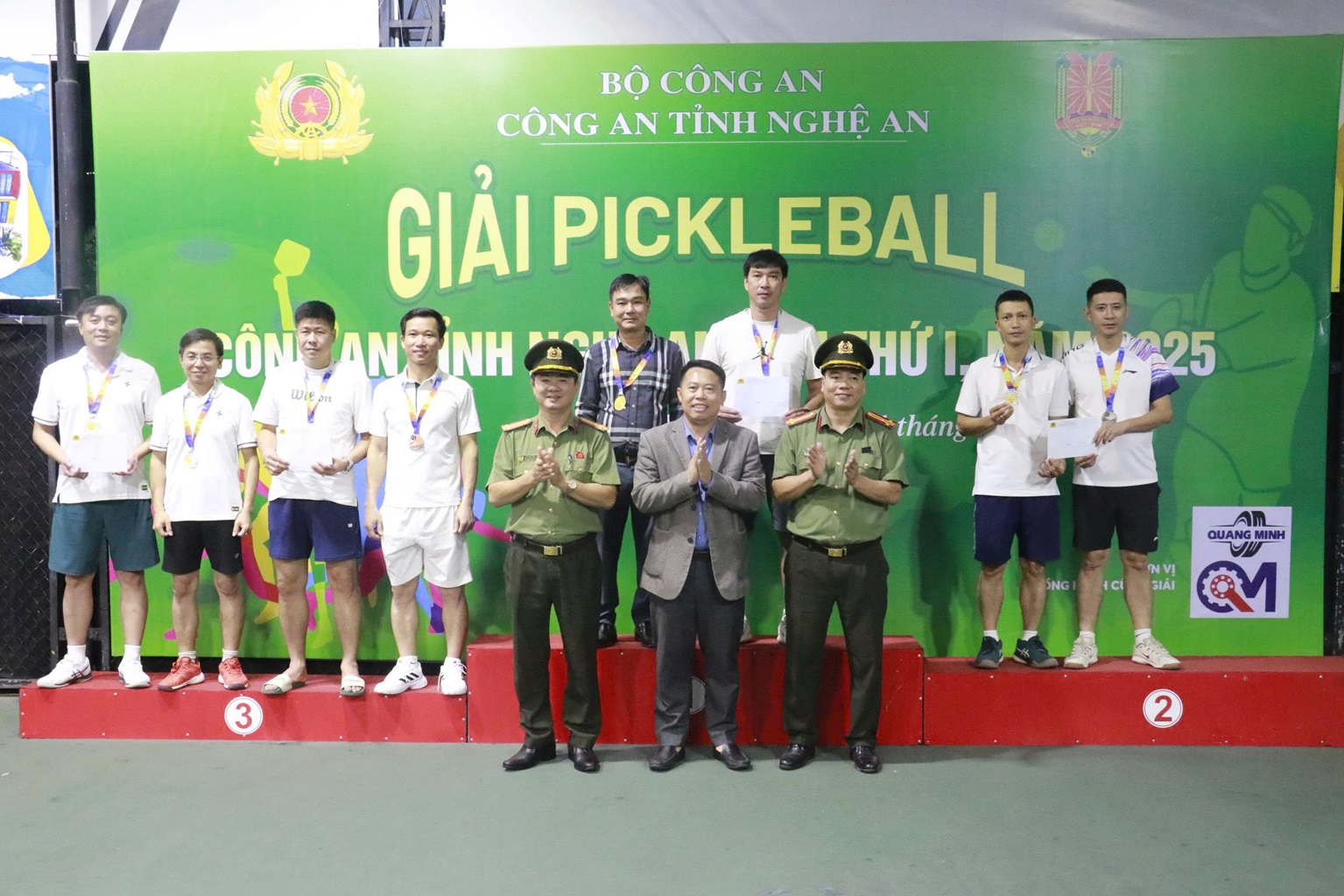 Ban tổ chức trao huy chương Vàng, Bạc, Đồng cho nội dung đôi nam từ 40 tuổi trở lên