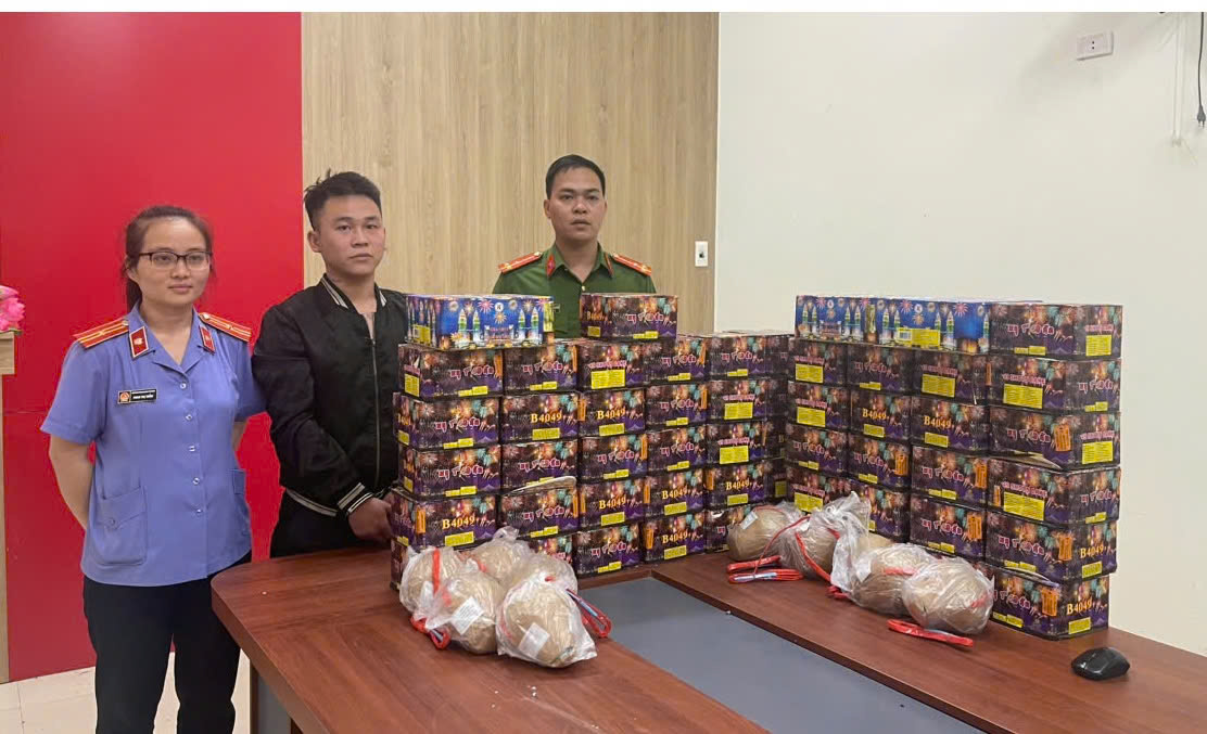 Trần Văn Dũng cùng tang vật tại Cơ quan Công an