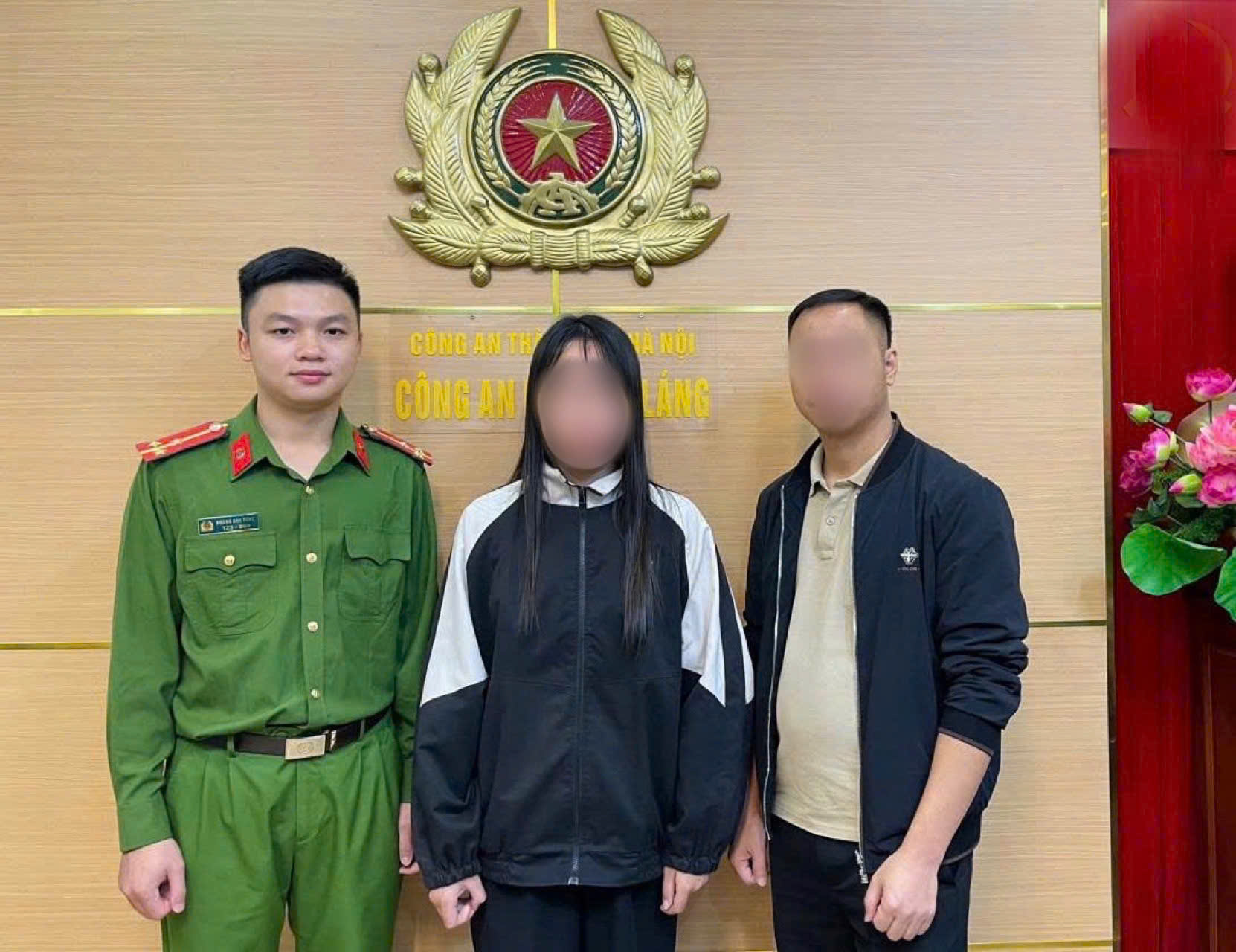 Công an phường Vinh Lộc bàn giao cháu M. cho gia đình