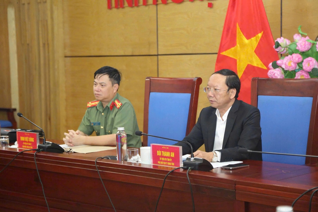 Các đồng chí: Bùi Thanh An, Ủy viên Ban Thường vụ Tỉnh ủy, Phó Chủ tịch Thường trực Ủy ban nhân dân tỉnh; Đại tá Đinh Việt Dũng, Ủy viên Ban Thường vụ Tỉnh ủy, Bí thư Đảng ủy, Giám đốc Công an tỉnh đồng chủ trì Hội nghị