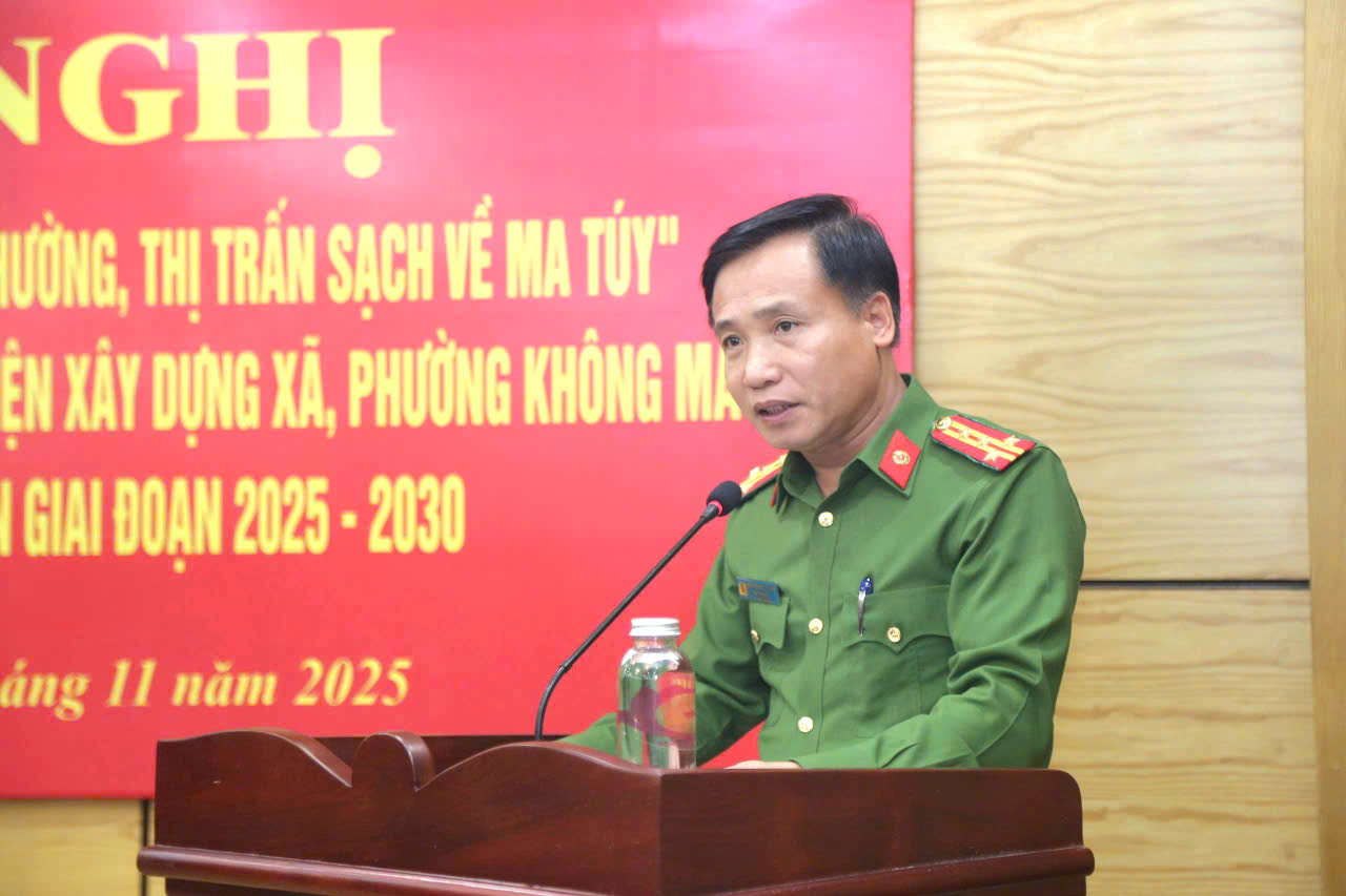 Đồng chí Đại tá Nguyễn Duy Thanh, Phó Giám đốc Công an tỉnh phát biểu quán triệt, tóm tắt Kế hoạch của UBND tỉnh về triển khai xây dựng xã, phường không ma túy giai đoạn 2025 - 2030