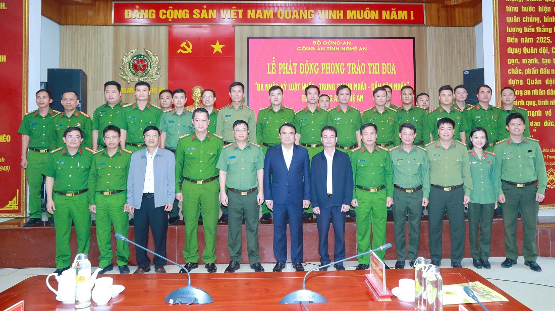 Các đại biểu chụp ảnh lưu niệm