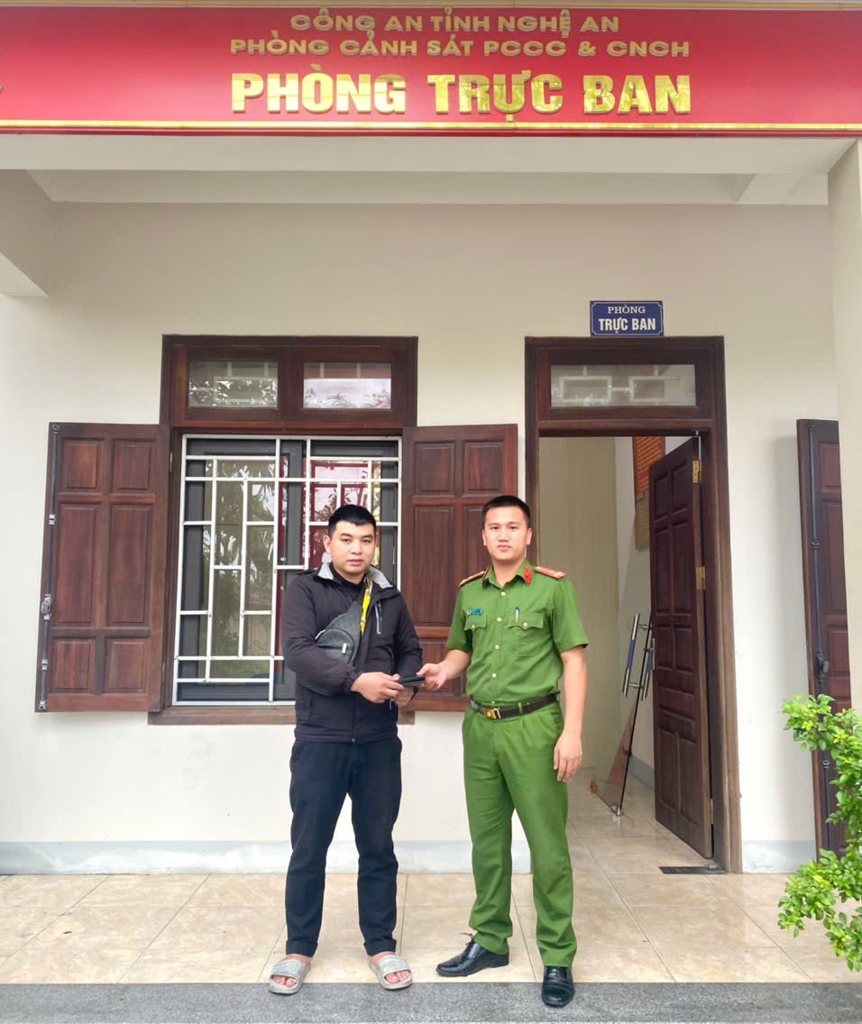 Đồng chí Thượng úy Nguyễn Duy Bảo trao trả chiếc ví cho người đánh rơi