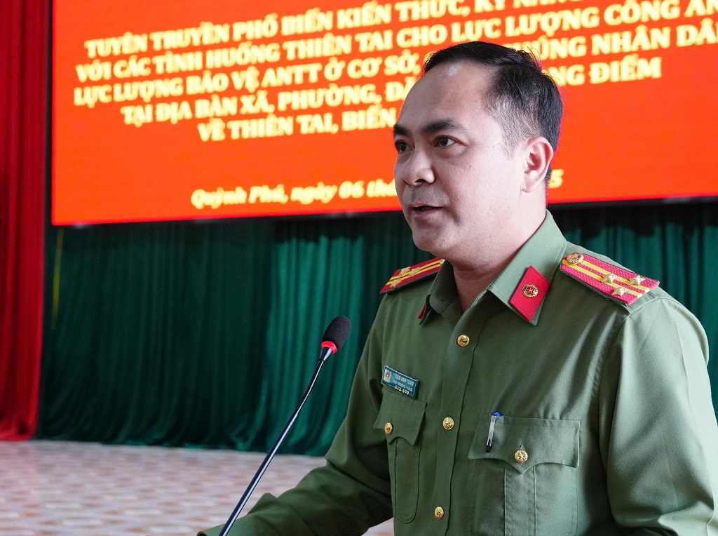 Lãnh đạo Phòng Tham mưu Công an tỉnh Nghệ An trình bày báo cáo khái quát về tình hình thiên tai và biến đổi khí hậu trên địa bàn tỉnh thời gian qua