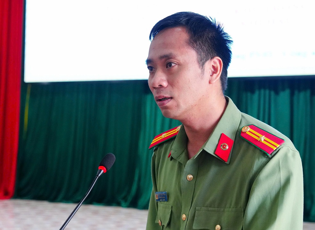  Báo cáo viên đại diện Phòng Tham mưu Công an tỉnh Nghệ An trình bày nội dung hội nghị