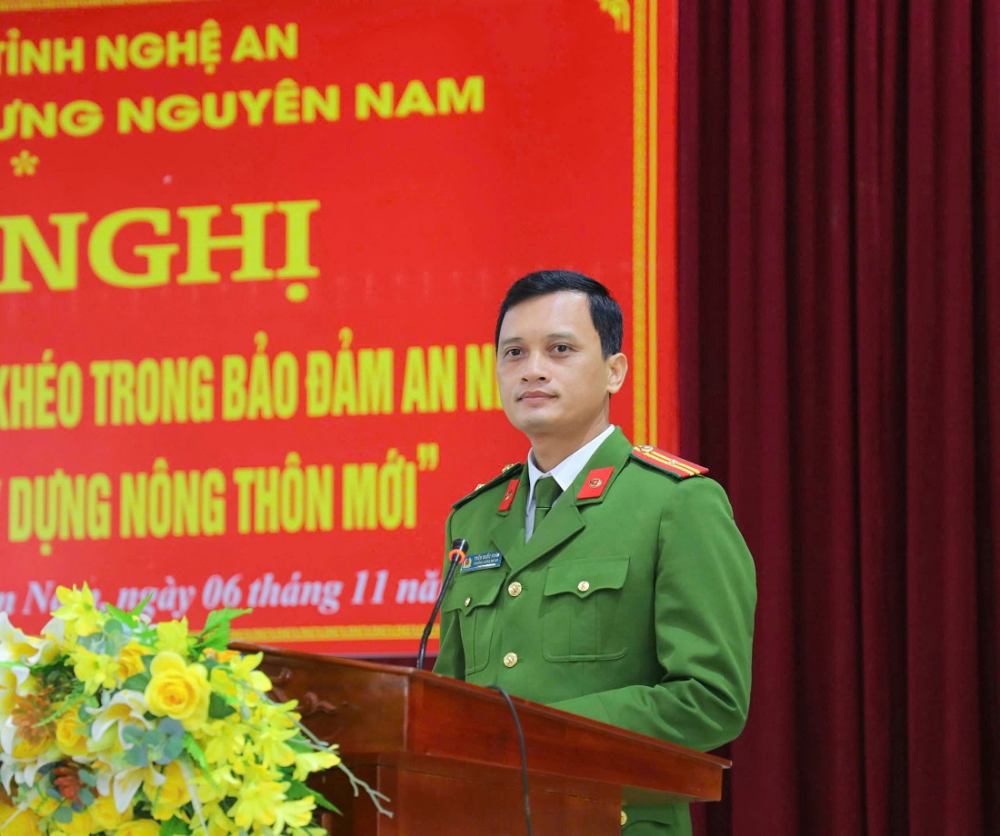 Thiếu tá Trần Quốc Hoàn, Trưởng Công an xã Hưng Nguyên Nam phát biểu tại Hội nghị