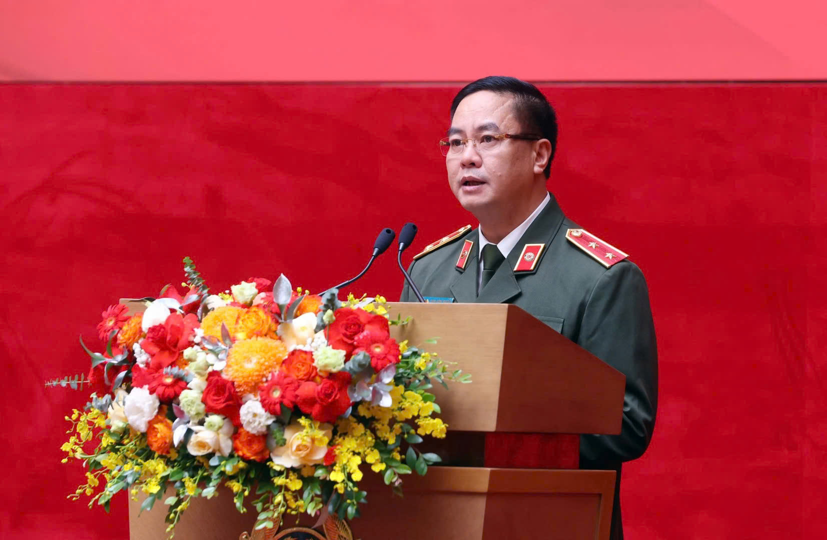 Trung tướng Phạm Công Nguyên, Cục trưởng Cục Pháp chế và cải cách hành chính, tư pháp trình bày Báo cáo tại buổi Lễ