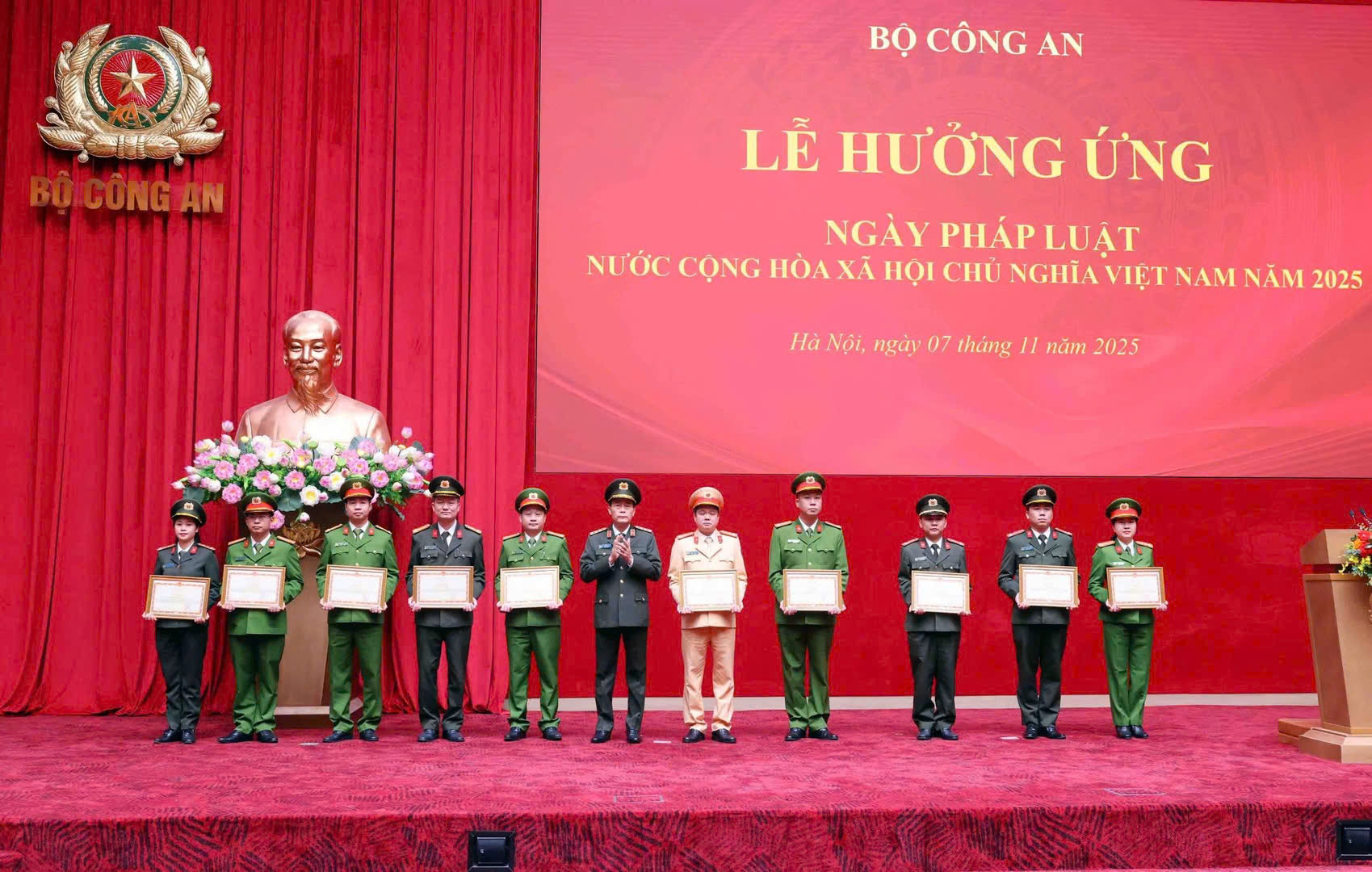 Thứ trưởng Lê Quốc Hùng trao bằng khen của Bộ trưởng Bộ Công an tặng đại diện các tập thể, cá nhân đã có thành tích xuất sắc trong 5 năm thực hiện Kết luận số 80-KL/TW ngày 20/6/2020 của Ban Bí thư