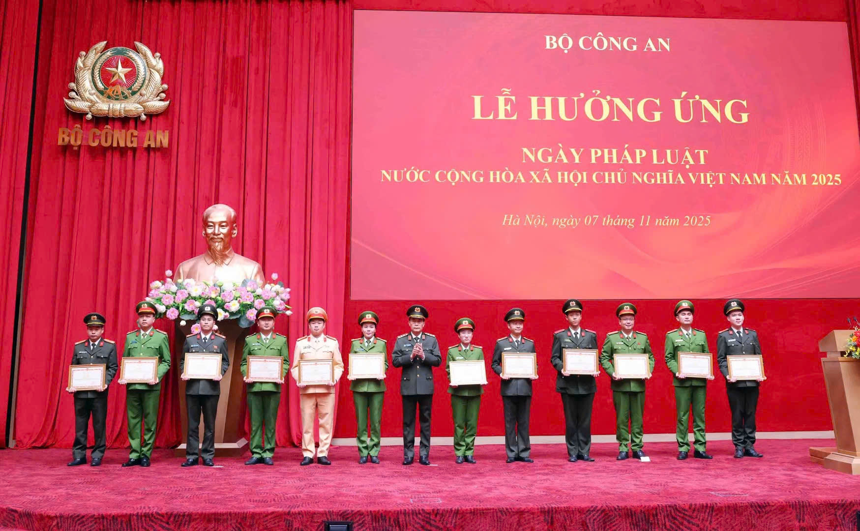 Thứ trưởng Lê Quốc Hùng trao bằng khen của Bộ trưởng Bộ Công an tặng các cá nhân, tập thể đạt giải trong cuộc thi “Tìm hiểu Luật Dữ liệu trong CAND”.