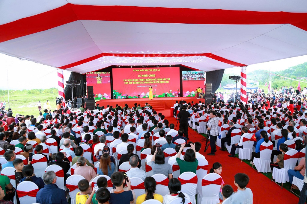 Quang cảnh Lễ khởi công tại điểm cầu Trường phổ thông nội trú liên cấp TH&THCS Hạnh Lâm, tỉnh Nghệ An