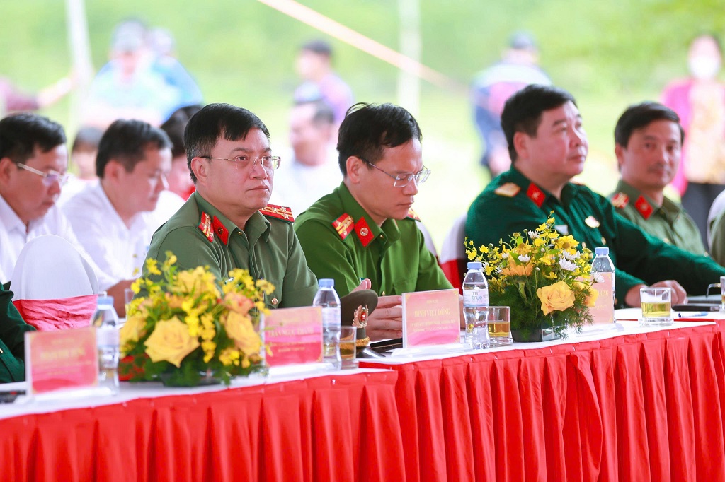 Các đại biểu dự Lễ khởi công tại điểm cầu Trường phổ thông nội trú liên cấp TH&THCS Hạnh Lâm, tỉnh Nghệ An