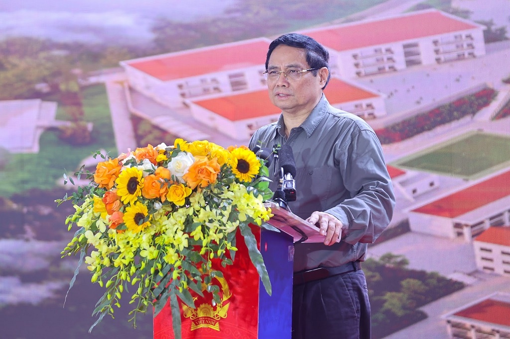 Thủ tướng Chính phủ Phạm Minh Chính phát biểu tại lễ khởi công xây dựng các trường phổ thông nội trú liên cấp Tiểu học và Trung học cơ sở tại các xã biên giới đất liền sáng 9/11, điểm cầu Trường nội trú liên cấp Tiểu học và Trung học cơ sở xã Yên Khương, Thanh Hóa