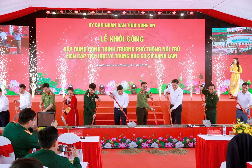 Các đại biểu thực hiện nghi thức khởi công tại điểm cầu Trường phổ thông nội trú liên cấp TH&THCS Hạnh Lâm