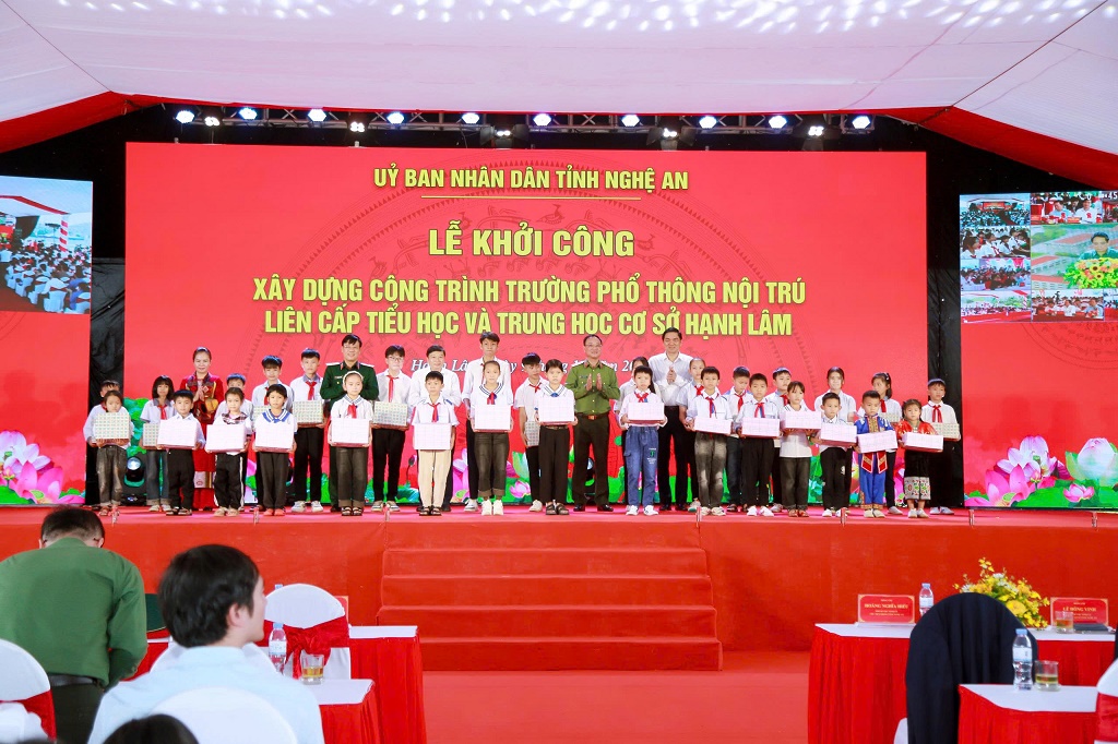 Thượng tướng Phạm Thế Tùng - Thứ trưởng Bộ Công an; Thiếu tướng Trần Ngọc Thanh - Vụ trưởng Vụ Giáo dục Quốc phòng và An ninh, Bộ Giáo dục và Đào tạo và các đồng chí Thường trực Tỉnh ủy Nghệ An tặng quà cho các học sinh