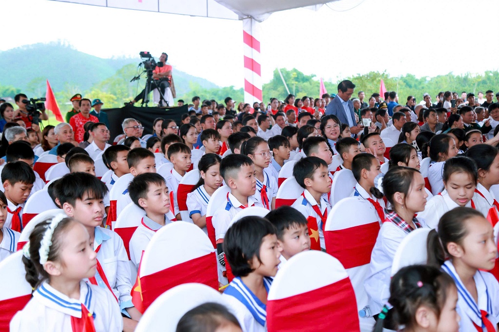 Người dân địa phương và các em học sinh vui mừng dự Lễ khởi công tại điểm cầu Trường phổ thông nội trú liên cấp TH&THCS Hạnh Lâm, tỉnh Nghệ An.