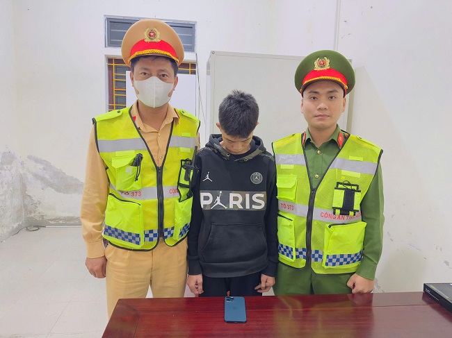 Đối tượng Lê Văn Nguyên cùng tang vật tại Cơ quan Công an