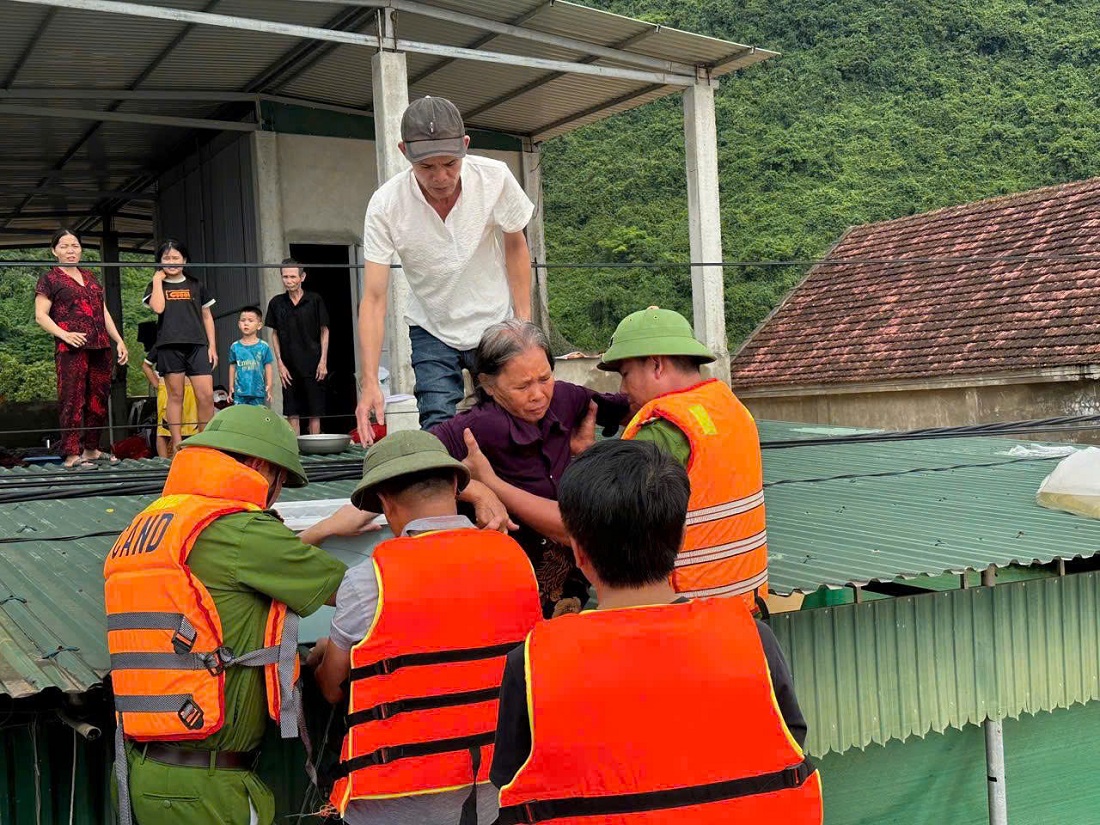 Công an tỉnh Nghệ An hỗ trợ người dân di dời khỏi vùng ngập lụt 