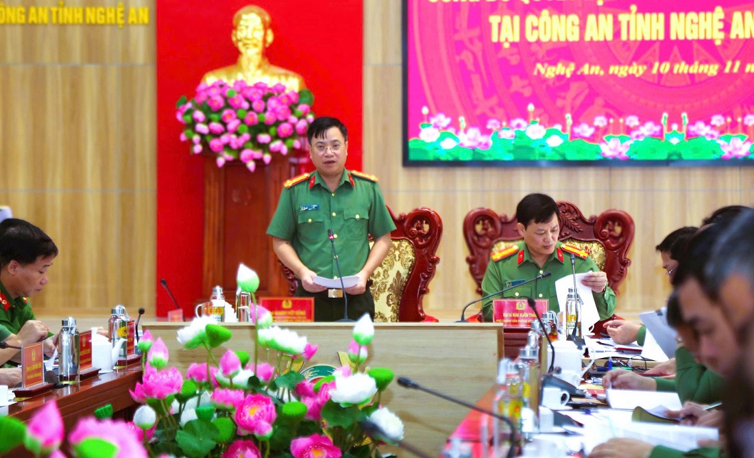 Đồng chí Đại tá Đinh Việt Dũng, Ủy viên Ban Thường vụ Tỉnh ủy, Bí thư Đảng ủy, Giám đốc Công an tỉnh phát biểu tại Hội nghị