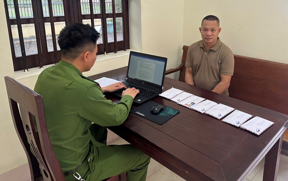 Cán bộ Công an xã Minh Châu lấy lời khai đối tượng Thái Doãn Hổ