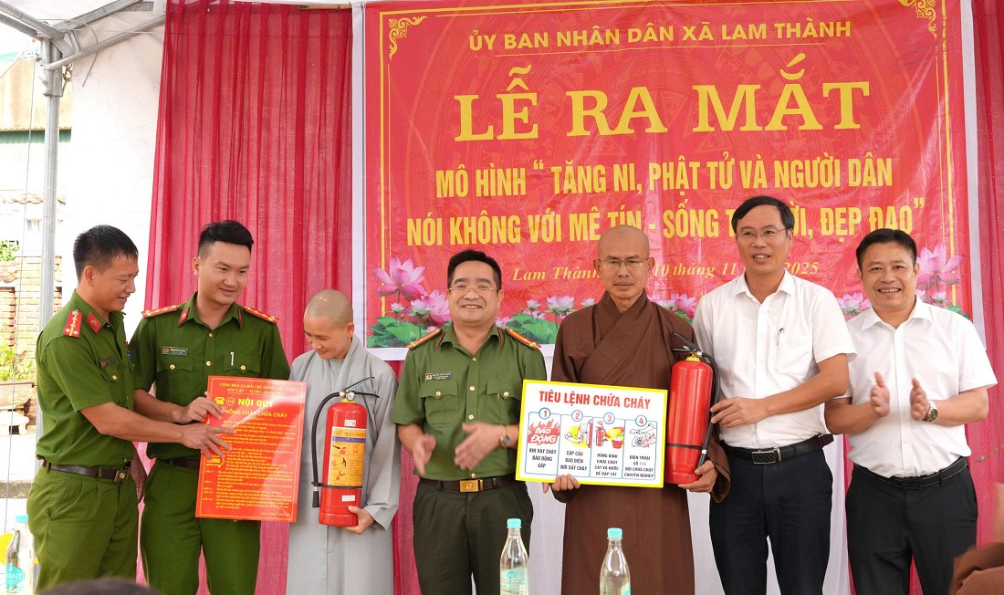 Công an xã Lam Thành tặng quà tới bà con Phật giáo xã Lam Thành