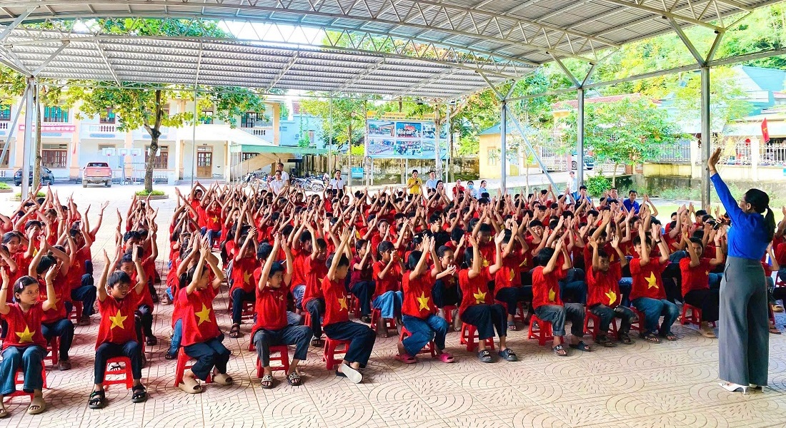 Công an, Đoàn Thanh niên xã Tương Dương tuyên truyền, phổ biến, giáo dục pháp luật cho học sinh