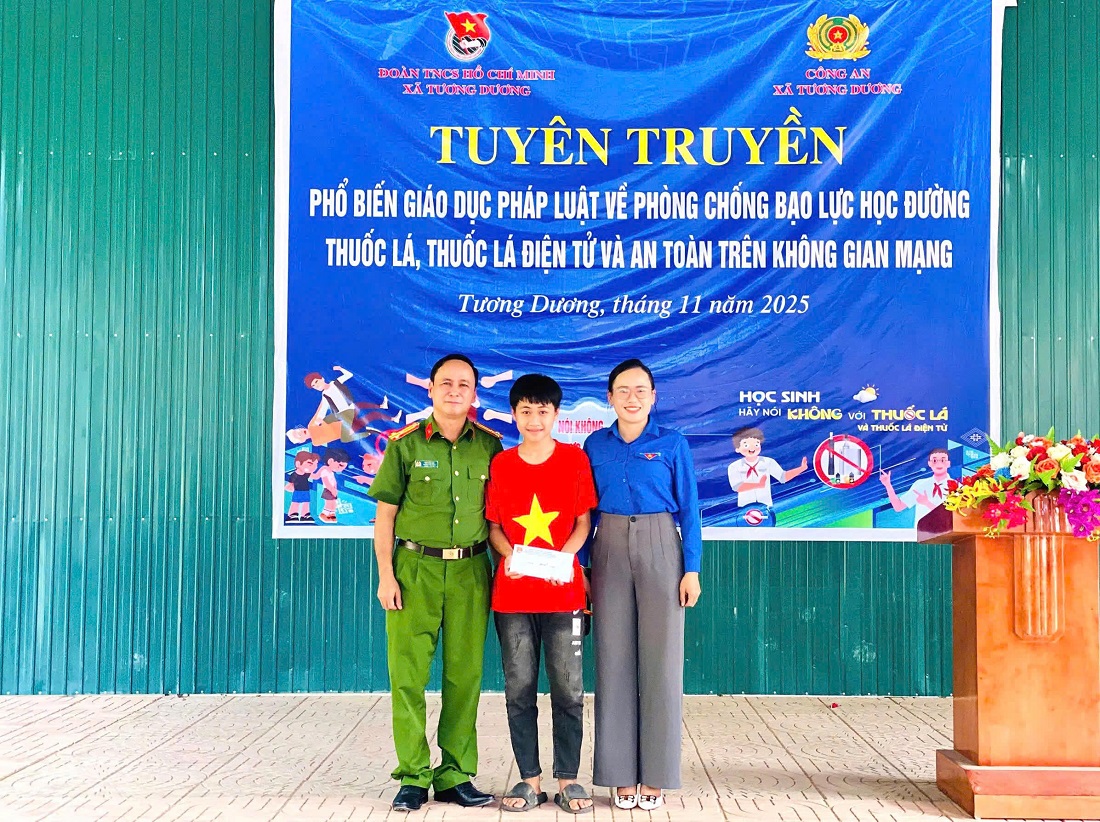 Trao tặng quà học sinh có hành động đẹp “nhặt được của rơi trả cho người đánh mất”