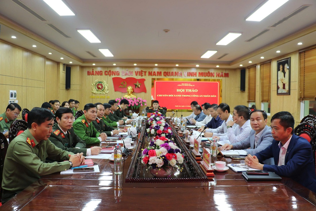 Đồng chí Đại tá Trần Hồng Quang, Phó Bí thư Đảng ủy, Phó Giám đốc Công an tỉnh chủ trì Hội thảo tại điểm cầu Công an Nghệ An