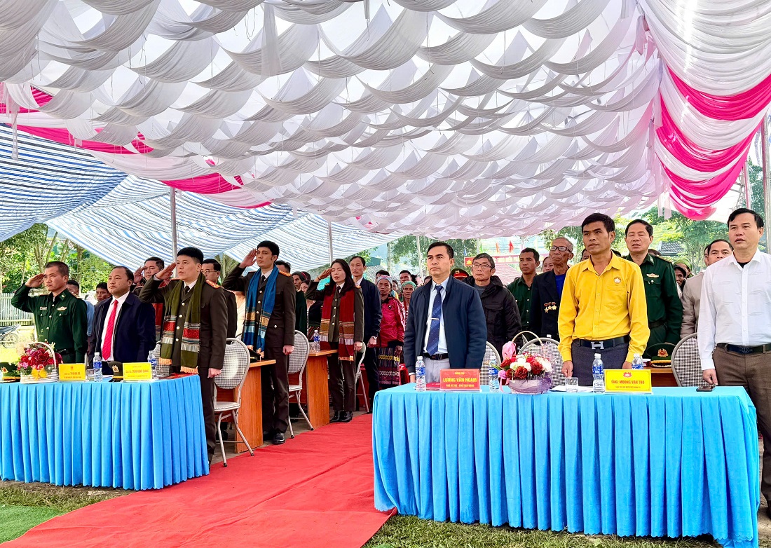 Các đại biểu thực hiện nghi thức chào cờ 