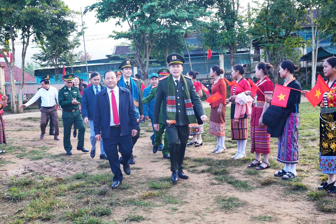 Đồng chí Đại tá Trần Hồng Quang, Phó Bí thư Đảng ủy, Phó Giám đốc Công an tỉnh Nghệ An cùng các đại biểu với bà con bản Huồi Phuôn 1, xã Keng Đu