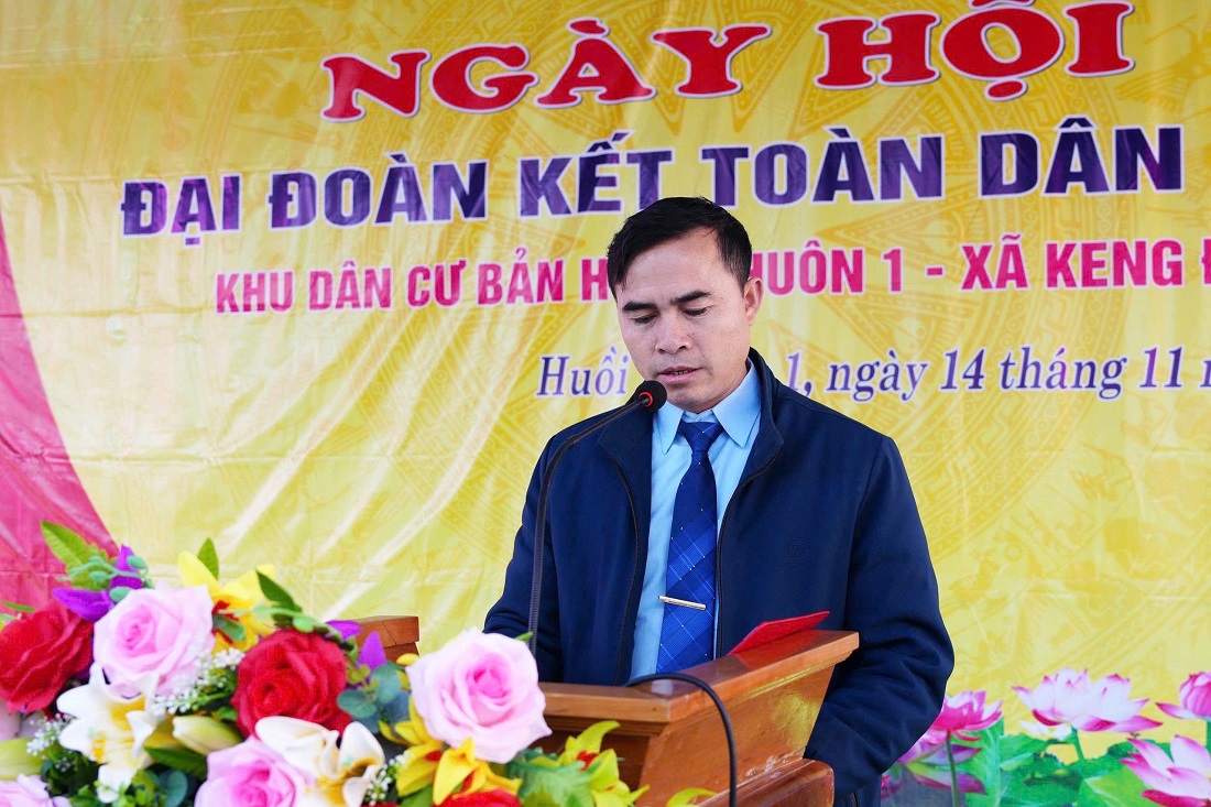 Ông Lương Văn Ngam, Phó Bí thư Đảng uỷ, Chủ tịch UBND xã Keng Đu phát biểu tại Ngày hội