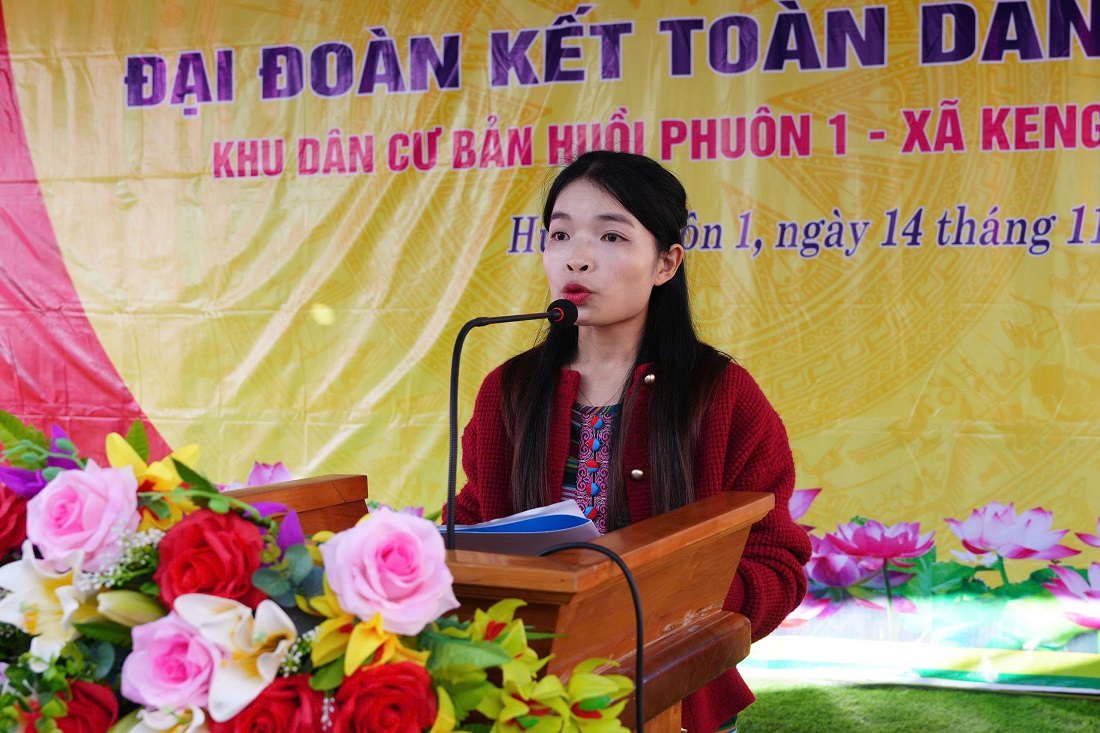 Bà Lo Thị Hoa, Ban Thường vụ Mặt trận Tổ quốc xã Keng Đu ôn lại truyền thống vẻ vang 95 năm Ngày truyền thống Mặt trận Tổ quốc Việt Nam và báo cáo một số kết quả đạt được trong cuộc vận động 