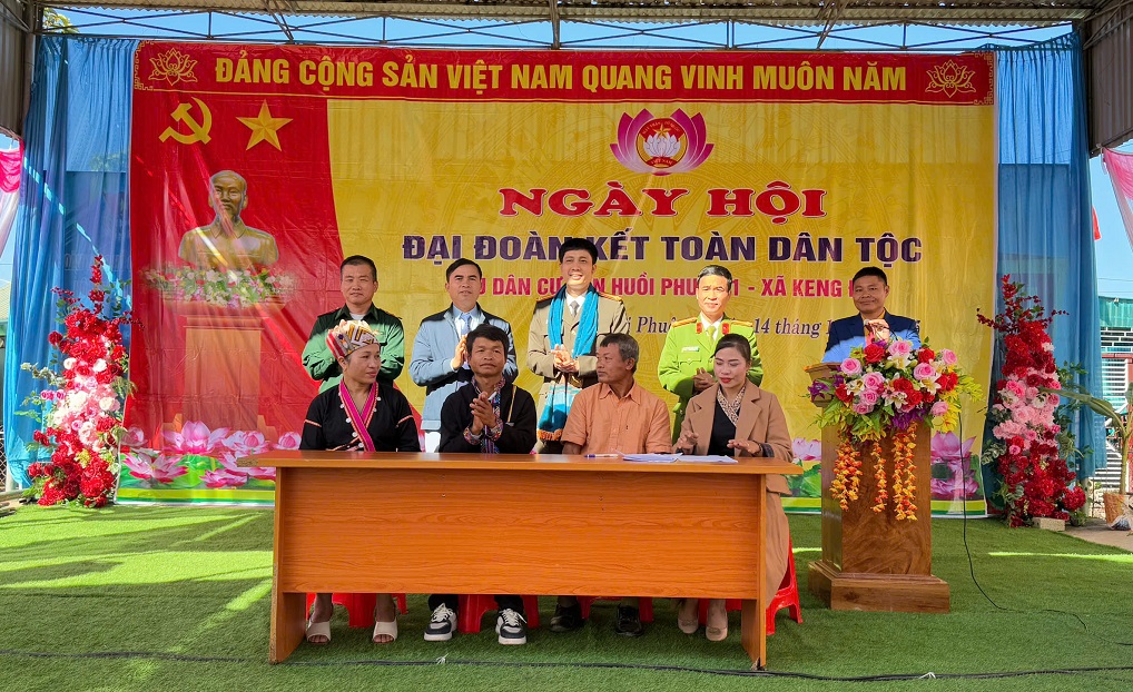 Đại diện các hộ gia đình ký kết phong trào thi đua và đăng ký gia đình văn hoá năm 2026